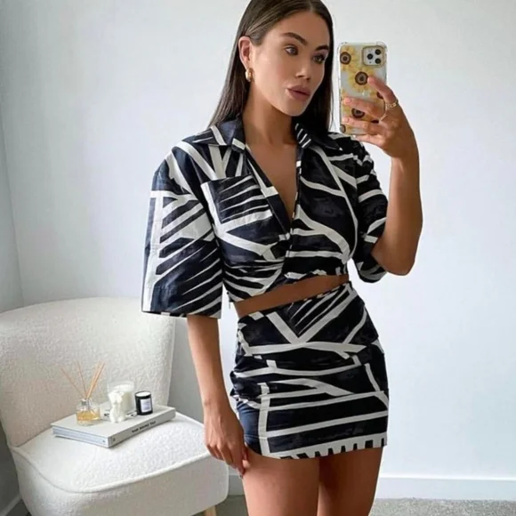 ZARA GEO PRINT MINI SKIRT - Picture 3 of 4